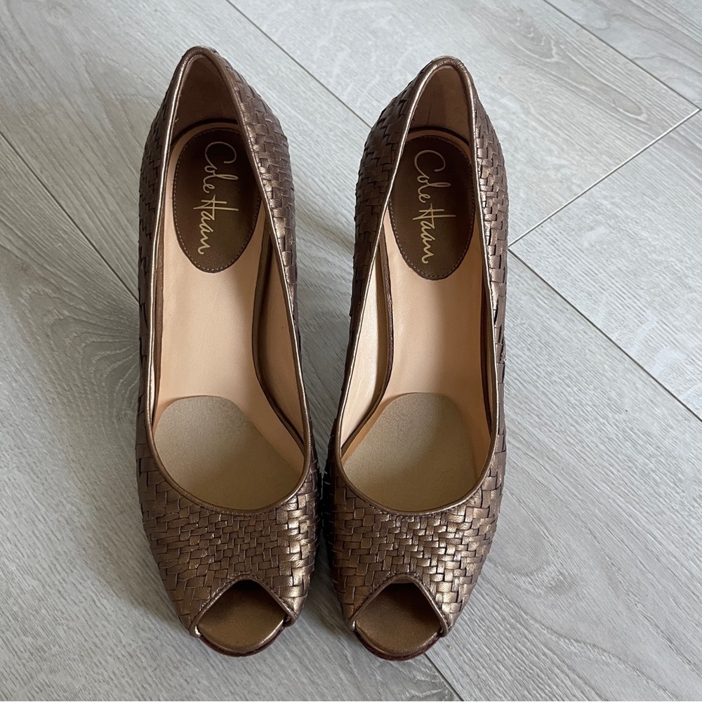 Cole Haan Gold Metallic Peep Toe Woven Pumps sz 8.5 B Leather Block Stiletto